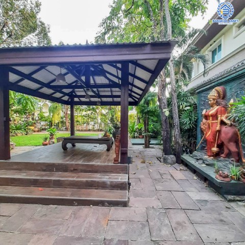 *****บ้านเดี่ยวมือสองย่านกรุงเทพฯ ม.เอ็นริช พาร์ค กาญจนาภิเษก หลังมุม เนื้อที่กว้างเกือบ 263 ตร.ว. ฟังก์ชัน 3 ห้องนอน 4 ห้องน้ำ ที่จอดรถ 4 คัน บ้านหลังใหญ่ ตกแต่งพร้อมอยู่ พื้นที่รอบบ้านกว้างขวาง โครงการอยู่ติดถนนกาญจนาภิเษก เดินทางสะดวกด้วยรถไฟฟฟ้าสายสีน้ำเงิน "สถานีหลักสอง" จองเลย!